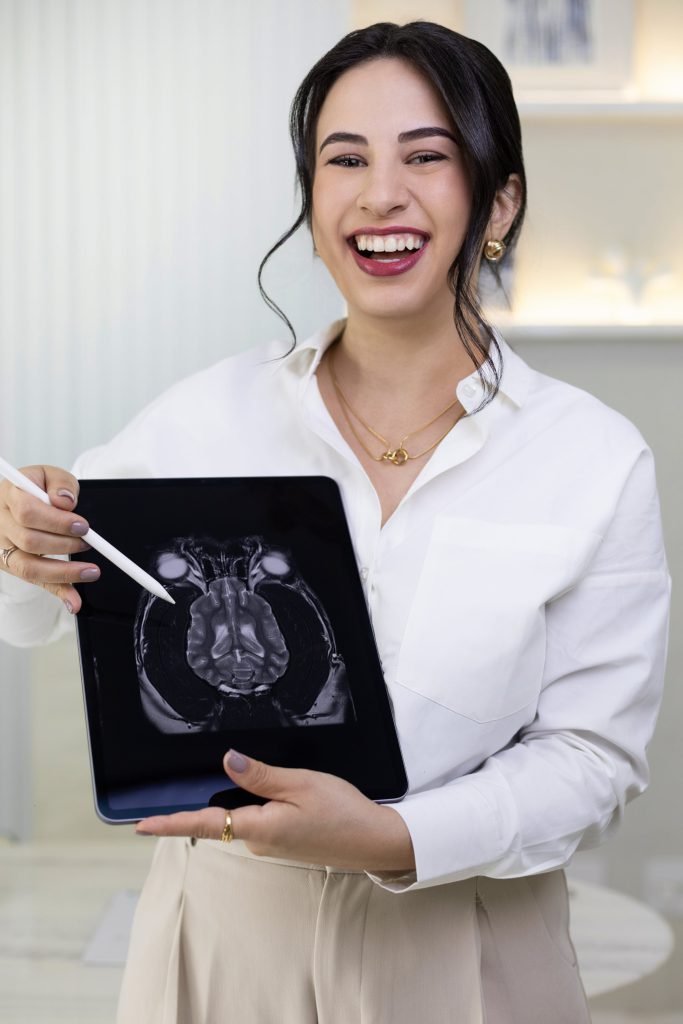 Cássia Dias analisando exame de imagem neurológico