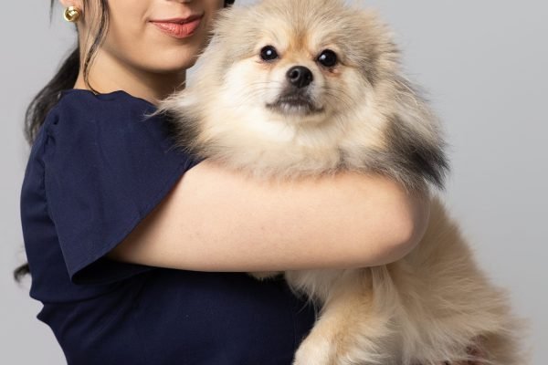 Cássia Dias com sua cadelinha spitz alemão