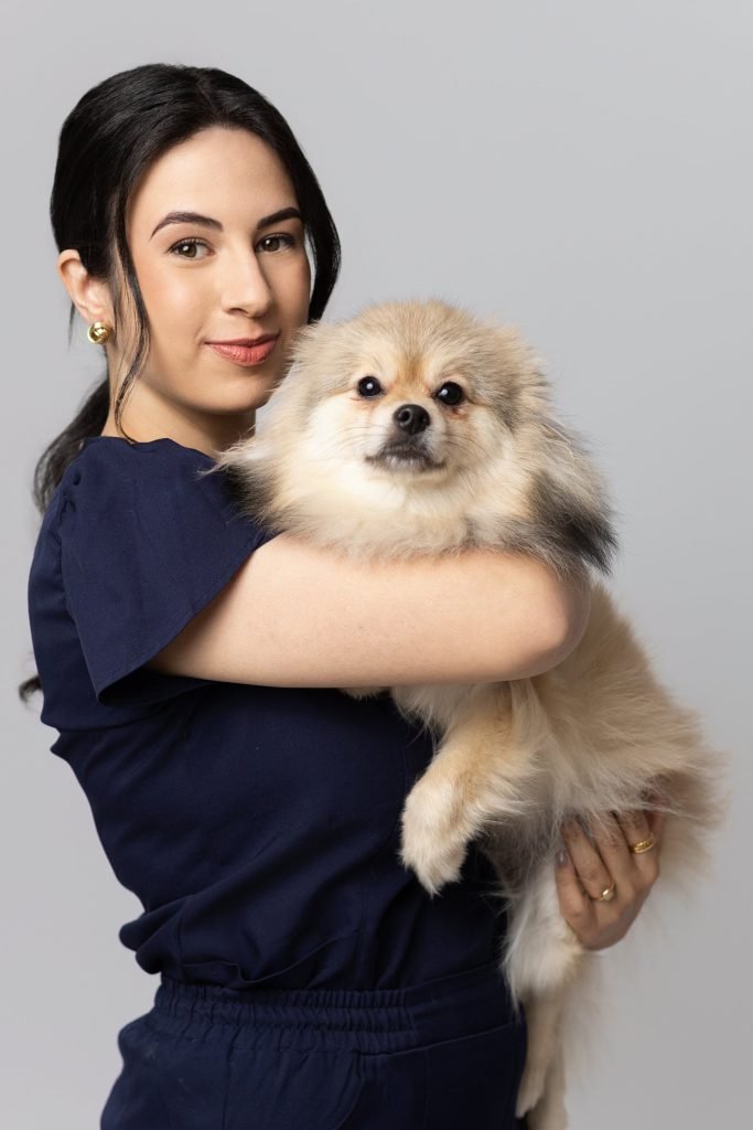 Cássia Dias com sua cadelinha spitz alemão